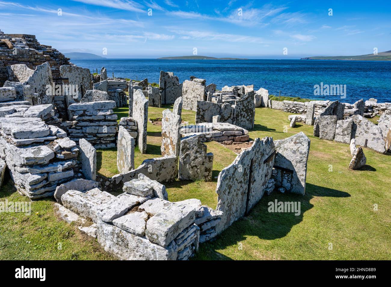 Insediamento dell'età del ferro al Broch of Gurness sulla costa nord-orientale di Mainland Orkney in Scozia, Regno Unito Foto Stock