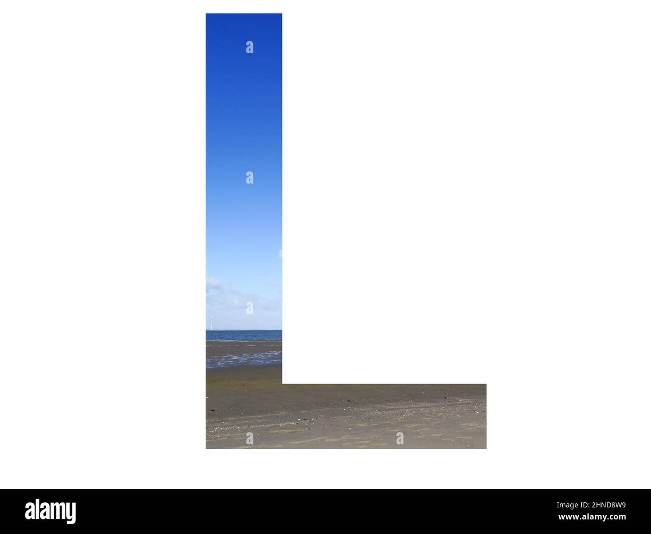 Lettera L dell'alfabeto fatto con spiaggia, mare e cielo blu, mare del nord, Paesi Bassi, isolato su sfondo bianco Foto Stock