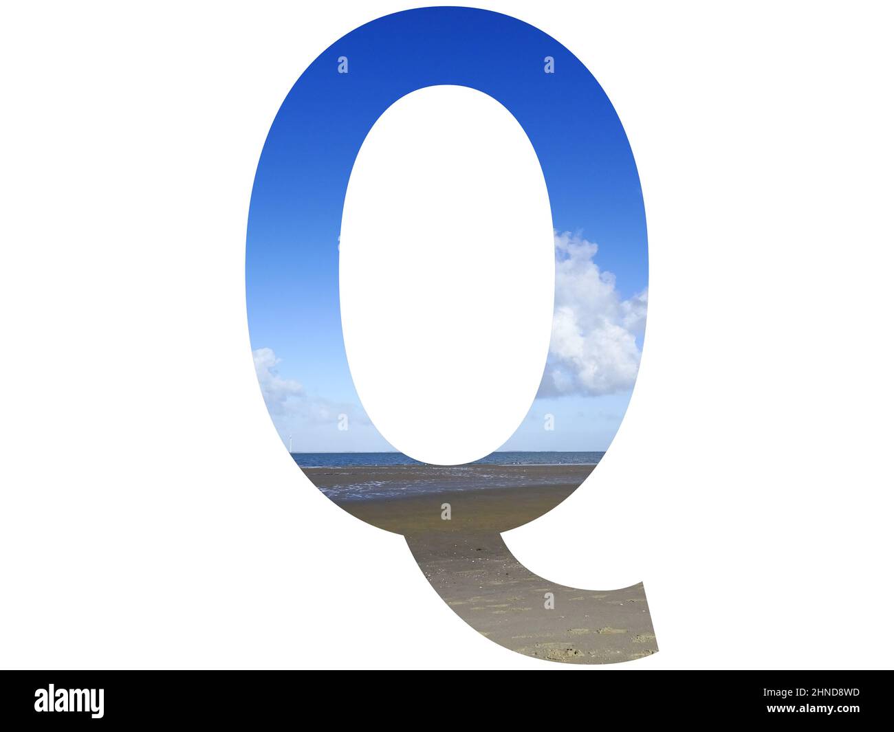 Lettera Q dell'alfabeto fatto con spiaggia, mare e cielo blu, mare del nord, Paesi Bassi, isolato su sfondo bianco Foto Stock