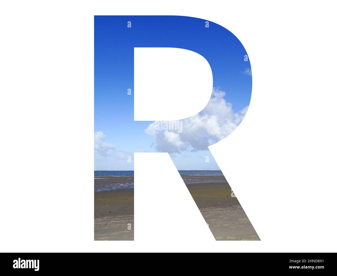 Lettera R dell'alfabeto fatto con spiaggia, mare e cielo blu, mare del nord, Paesi Bassi, isolato su sfondo bianco Foto Stock