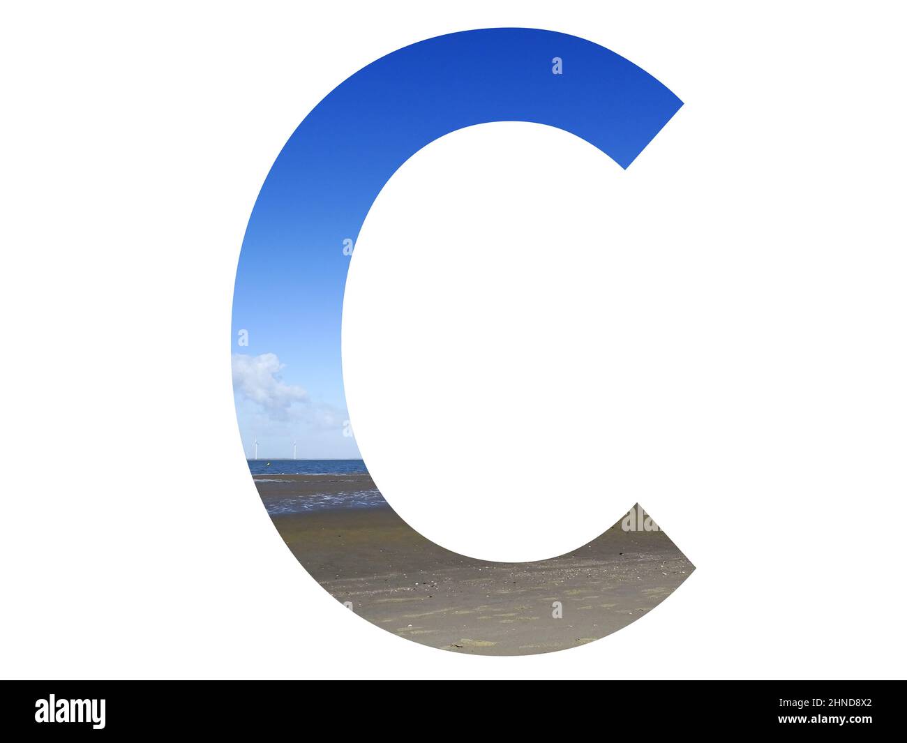 Lettera C dell'alfabeto fatto con spiaggia, mare e cielo blu, mare del nord, Paesi Bassi, isolato su sfondo bianco Foto Stock