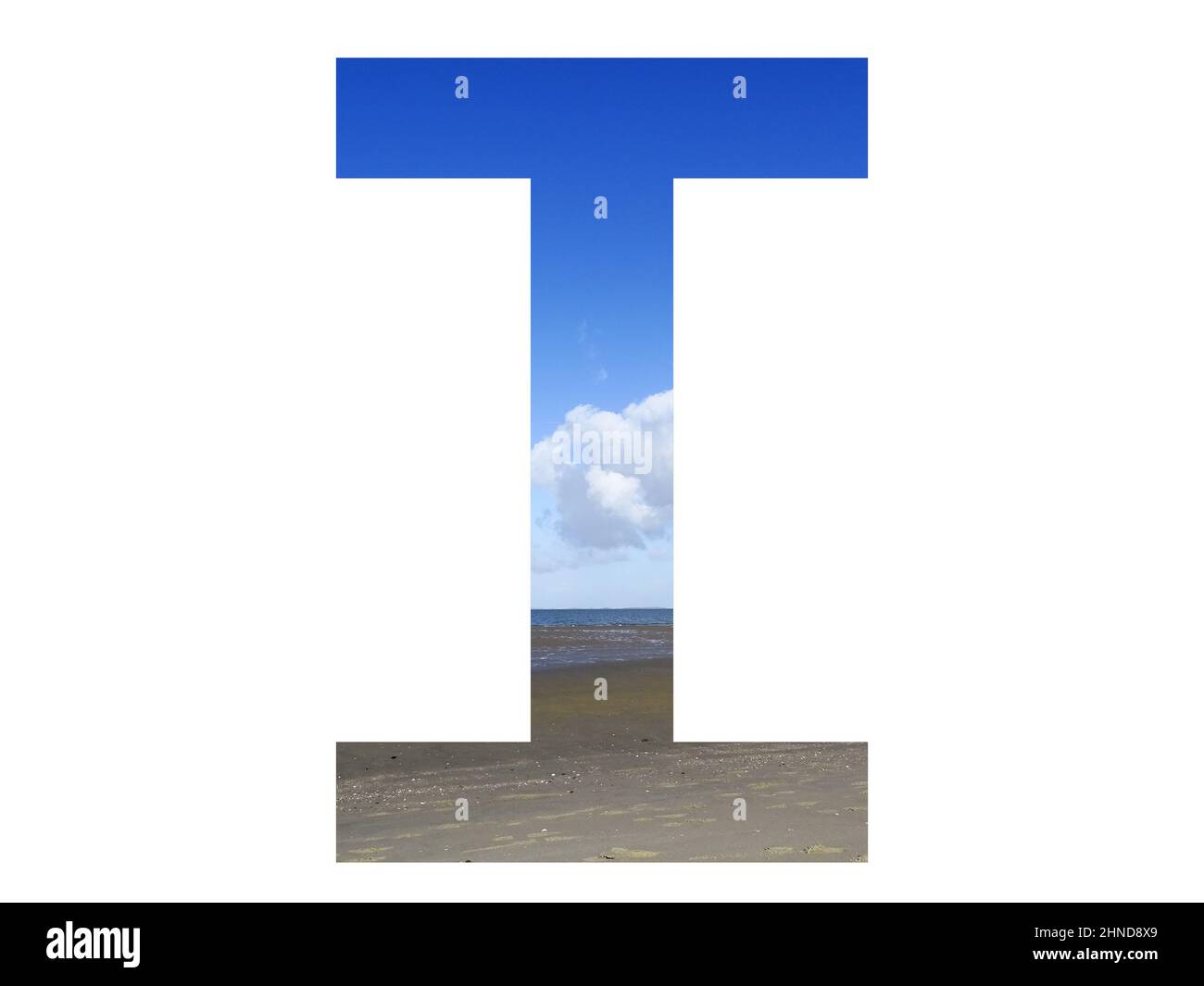 Lettera i dell'alfabeto fatto con spiaggia, mare e cielo blu, mare del nord, Paesi Bassi, isolato su sfondo bianco Foto Stock