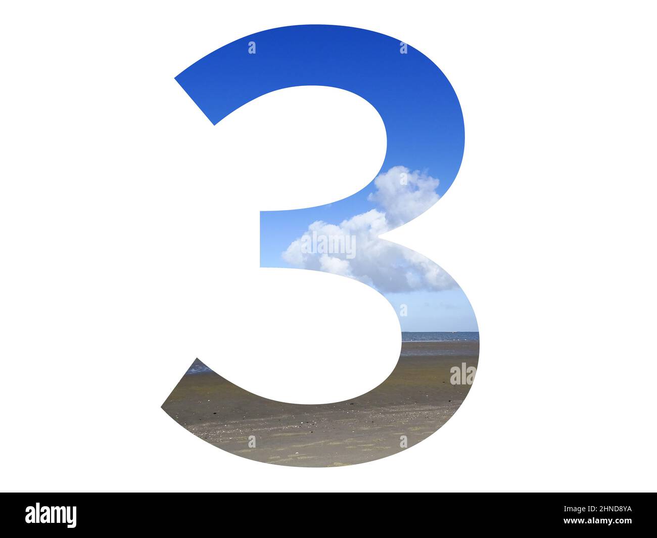 Numero 3 dell'alfabeto fatto con spiaggia, mare e cielo blu, mare del nord, Paesi Bassi, isolato su sfondo bianco Foto Stock