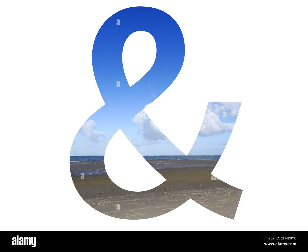 E segno dell'alfabeto fatto con spiaggia, mare e cielo blu, mare del nord, Paesi Bassi, isolato su sfondo bianco Foto Stock