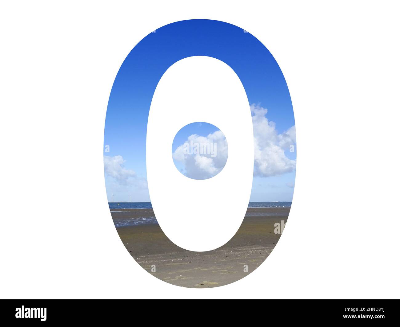 Numero 0 dell'alfabeto fatto con spiaggia, mare e cielo blu, mare del nord, Paesi Bassi, isolato su sfondo bianco Foto Stock