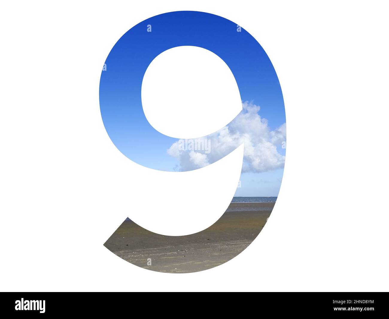 Numero 9 dell'alfabeto fatto con spiaggia, mare e cielo blu, mare del nord, Paesi Bassi, isolato su sfondo bianco Foto Stock