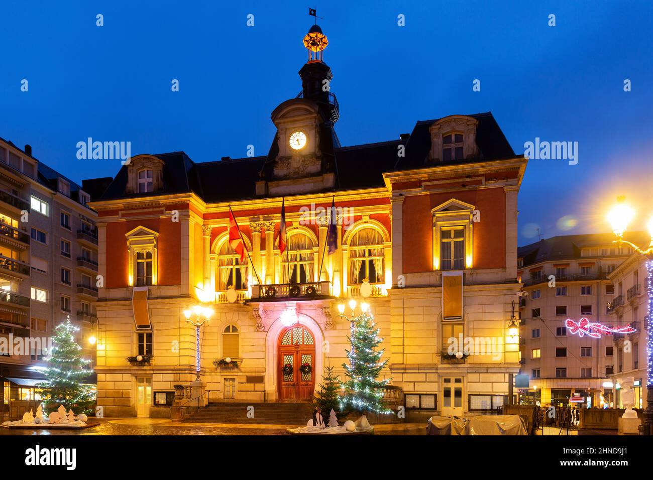 Vista notturna del municipio di Chambery in piazza con luci di Natale, Francia Foto Stock