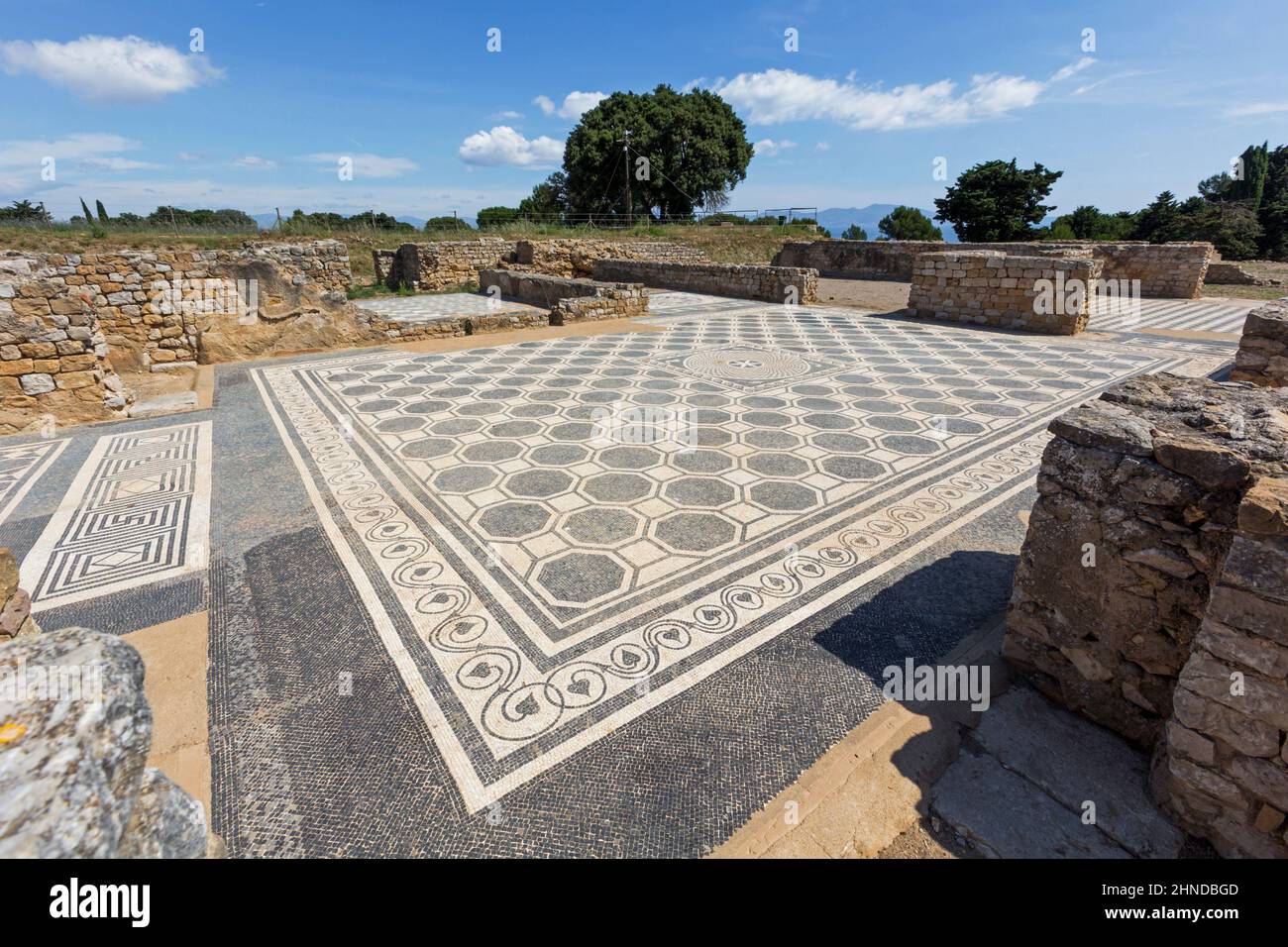 Empuries noto anche come Ampurias, provincia di Girona, in Catalogna, Spagna. In situ pavimento a mosaico della villa romana. Empuries fu fondata dai Greci nel 6 Foto Stock