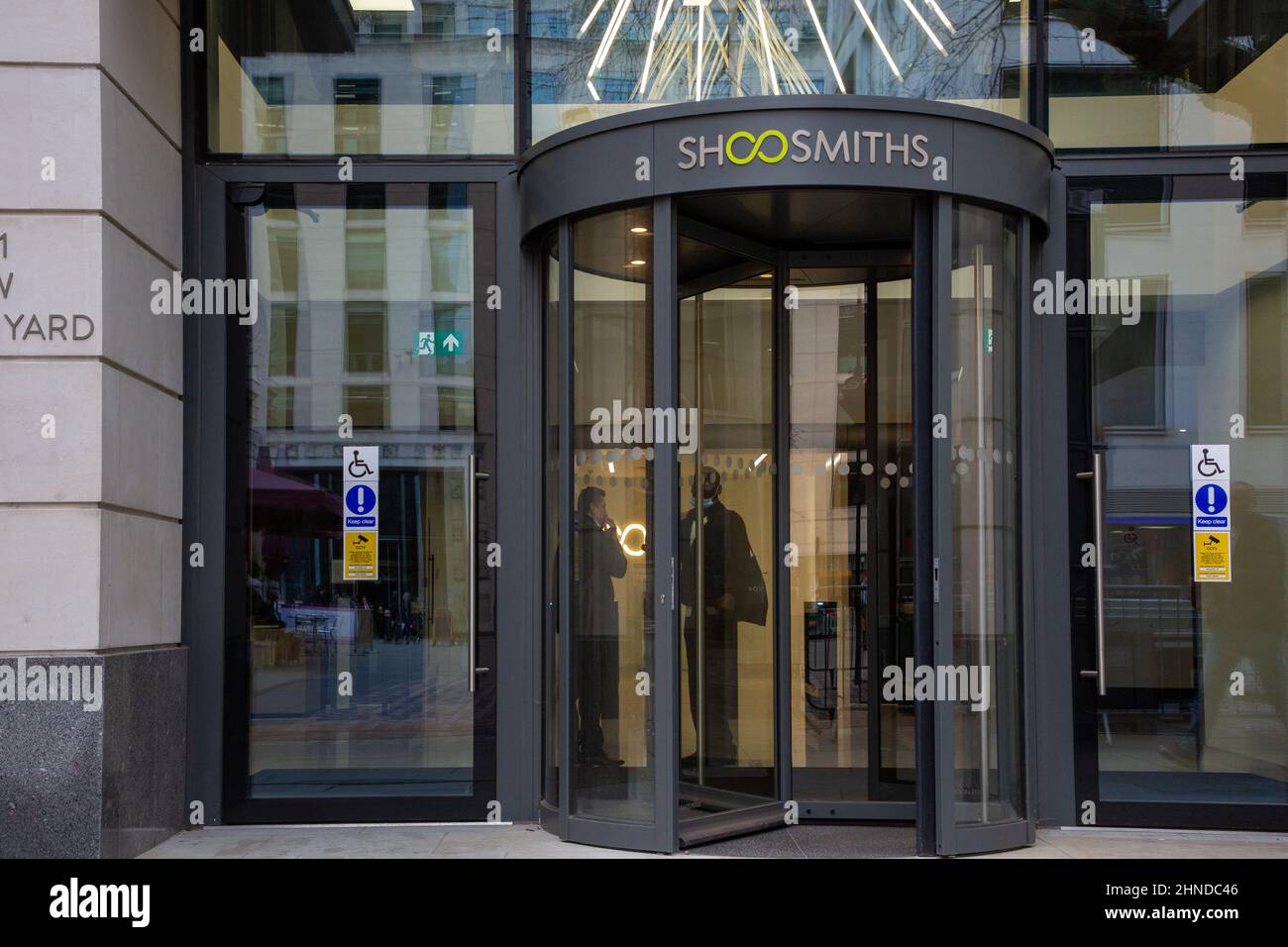 Shosmiths Law Firm a Londra, l'ingresso dall'esterno su 1 Bow Churchyard Foto Stock