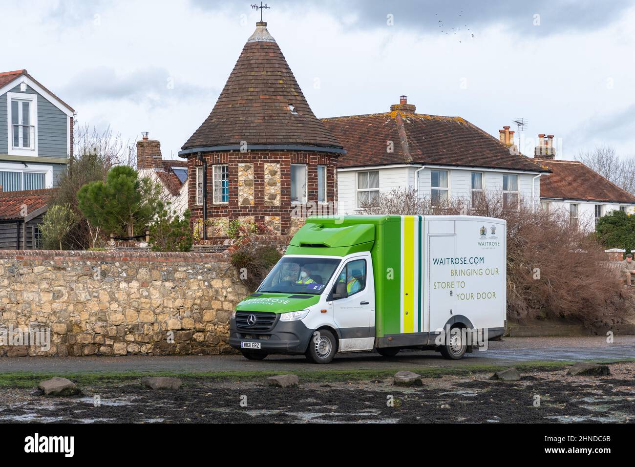 Waitrose consegna furgone che guida lungo la strada di marea Shore nel villaggio di Bosham consegna supermercati alimentari, West Sussex, Inghilterra, Regno Unito Foto Stock