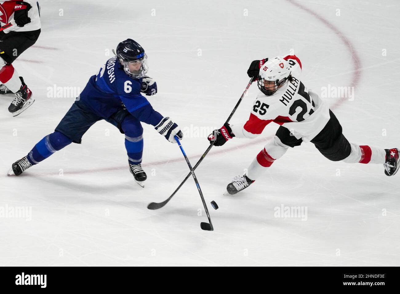 Pechino, Cina. 16th Feb 2022. Il difensore della Finlandia Jenni Hiirikoski #6 e la Svizzera avanzano Alina Muller #25 vanno per il puck durante la loro partita della medaglia di bronzo di hockey su ghiaccio delle donne al centro sportivo di Wukesong alle Olimpiadi invernali di Pechino 2022 mercoledì 16 febbraio 2022. Foto di Paul Hanna/UPI Credit: UPI/Alamy Live News Foto Stock