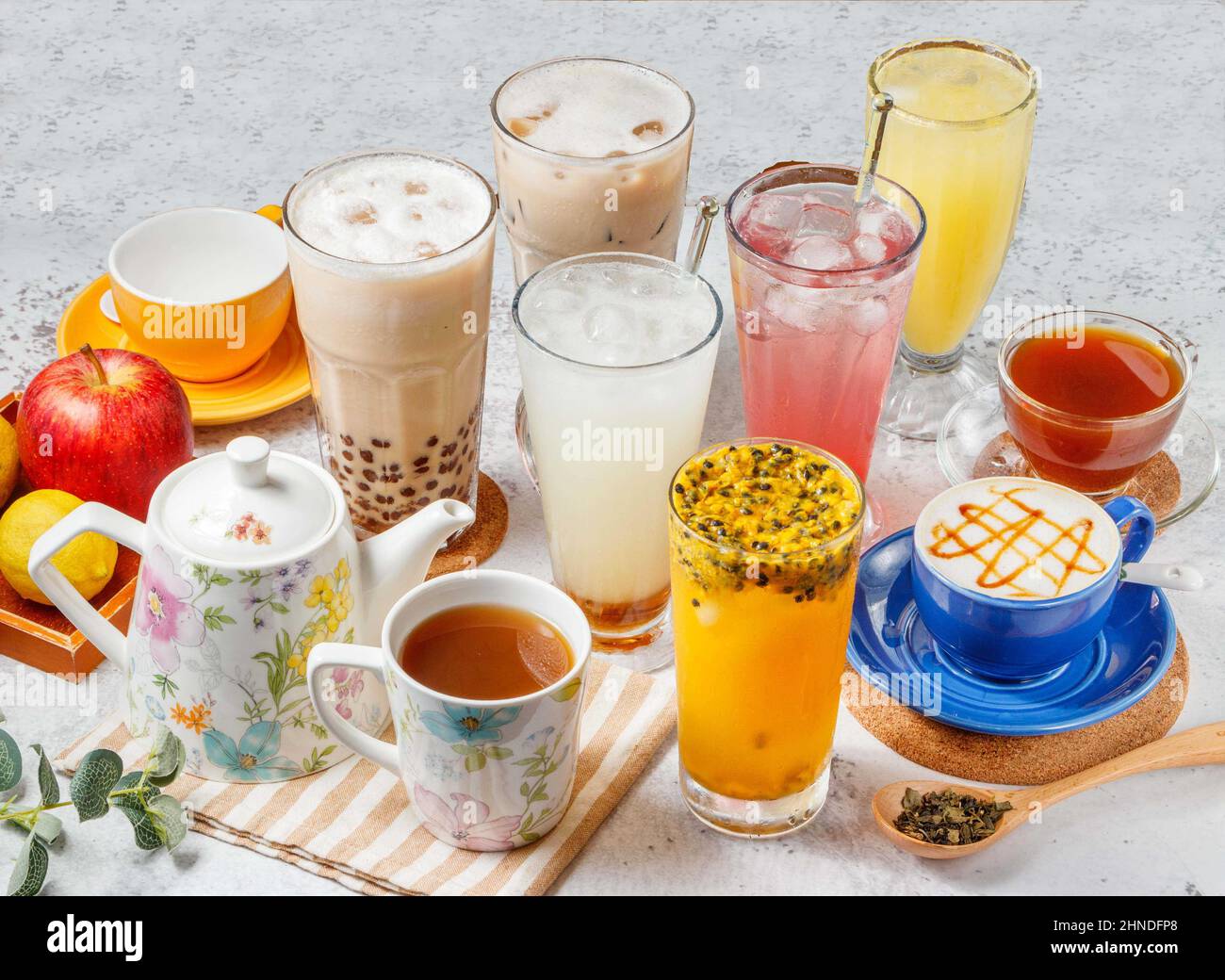 Grass Jelly Milk Tea, Passion Fruit Green Tea, Cherry Blossom Sparkling Water, pompelmo, mela Hi Peel, Ba. Caffè nero, macchiato al caramello, zenzero Foto Stock