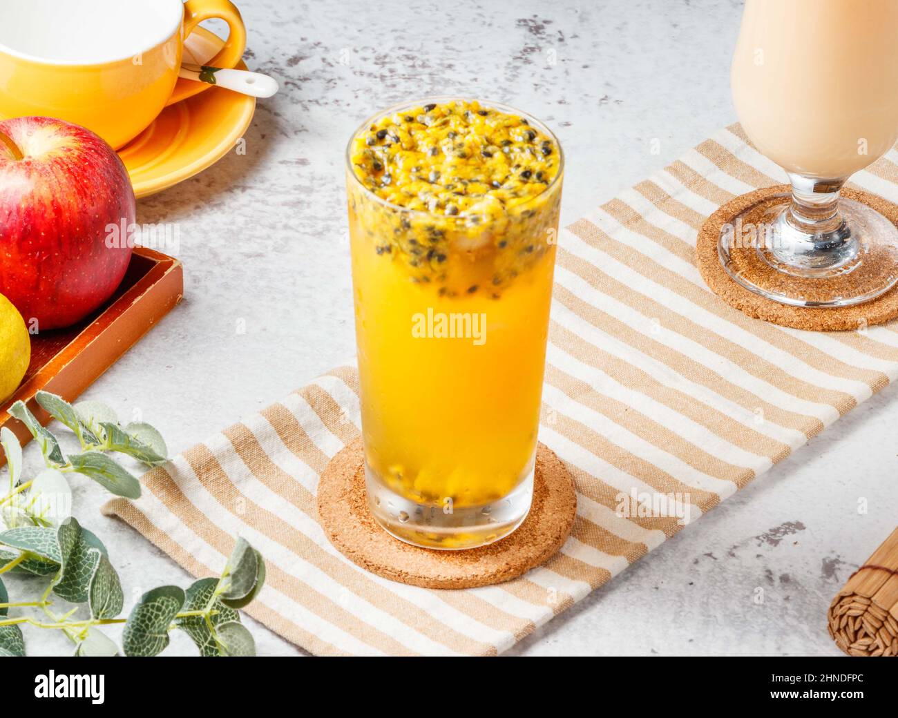Gelato Passione frutta tè verde isolato su tappeto e sfondo bianco. Concetto di bevande salutari Foto Stock