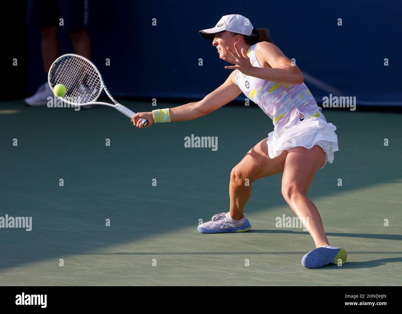 Dubai, Emirati Arabi Uniti. 16th. Febbraio 2022. Il tennista polacco IgA Swiatek in azione durante il torneo di tennis Duty Free di Dubai di mercoledì 16 febbraio 2022 a Dubai. © Juergen Hasenkopf / Alamy Live News Tennis - Dubain Duty Free Tennis Championships 2022 - WTA - Dubai Duty Free Tennis Stadium - Dubai - Emirati Arabi Uniti - 16 Febbraio 2022. Foto Stock