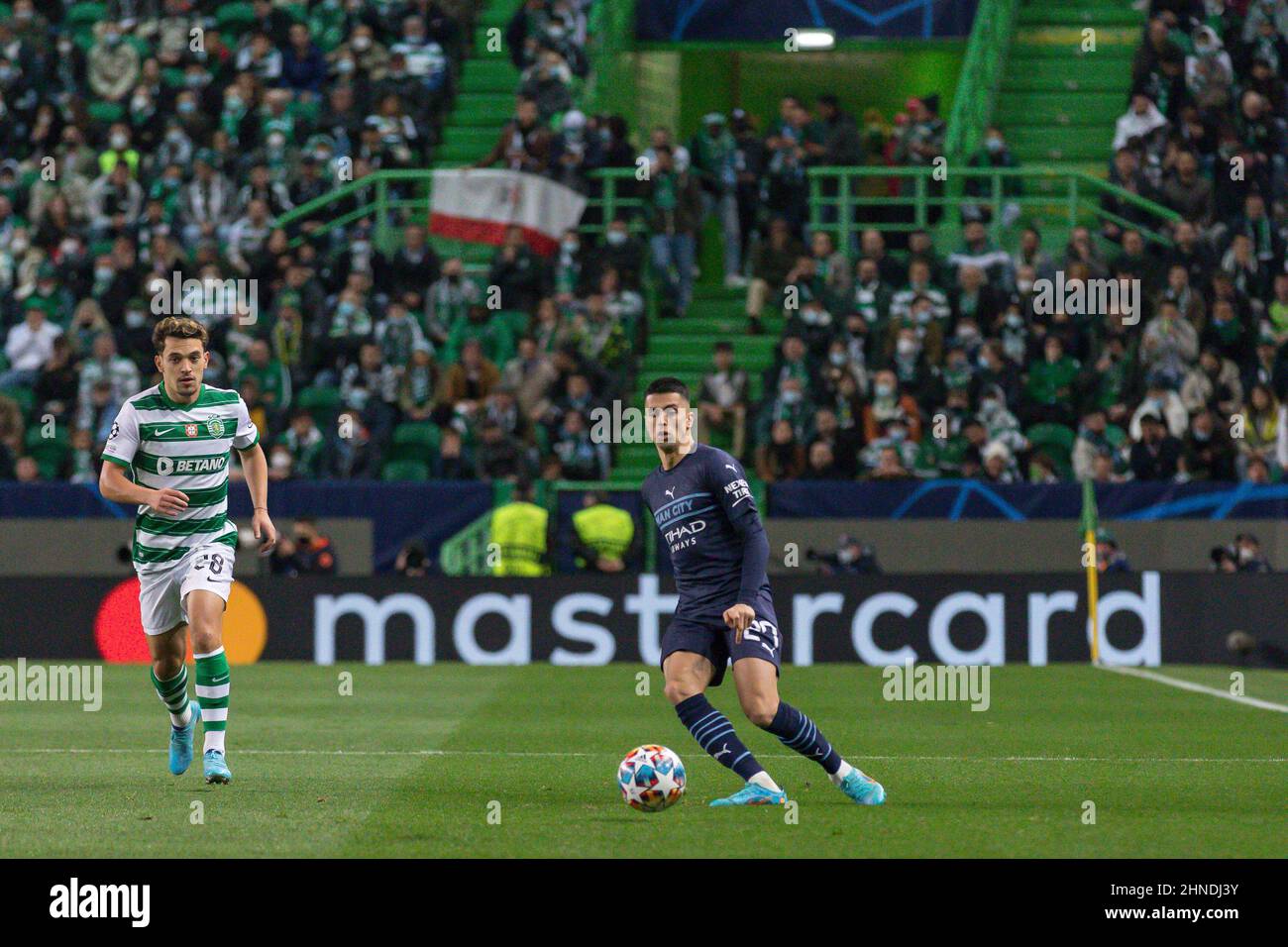 Febbraio 15, 2022. Lisbona, Portogallo. Il difensore di Manchester City dal Portogallo Joao Cancelo (27) in azione durante il gioco della prima tappa del round del 16 per la UEFA Champions League, Sporting vs Manchester City Credit: Alexandre de Sousa/Alamy Live News Foto Stock