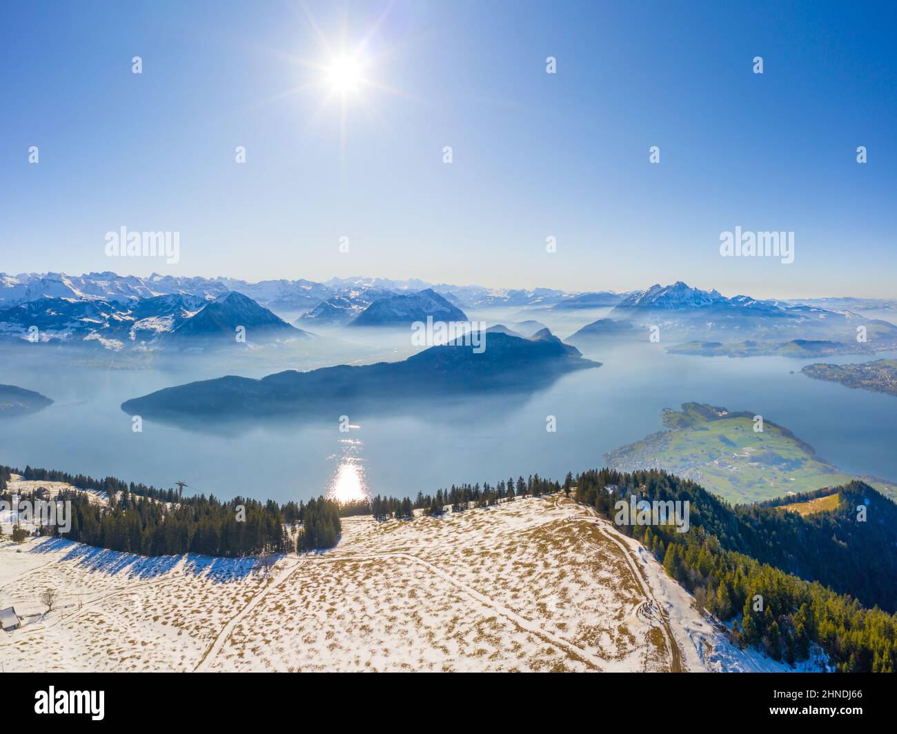 Vista panoramica aerea delle Alpi della catena montuosa di Rigi nella Svizzera centrale. Lago di Lucerna, Pilatus Peak. Foto Stock