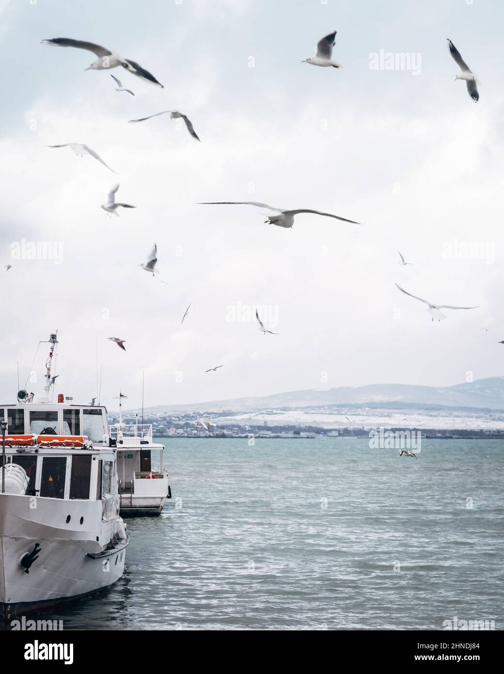 Navi in mare stand vicino al molo nella stagione invernale. Foto Stock