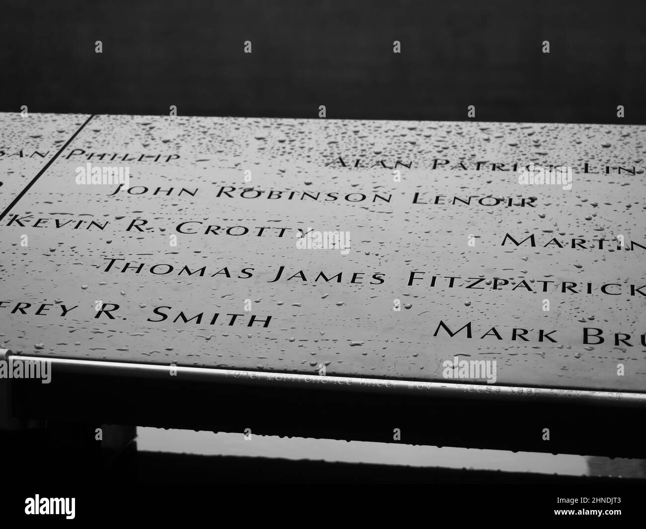 Immagine monocromatica della piscina sud commemorativa del 9/11. Foto Stock