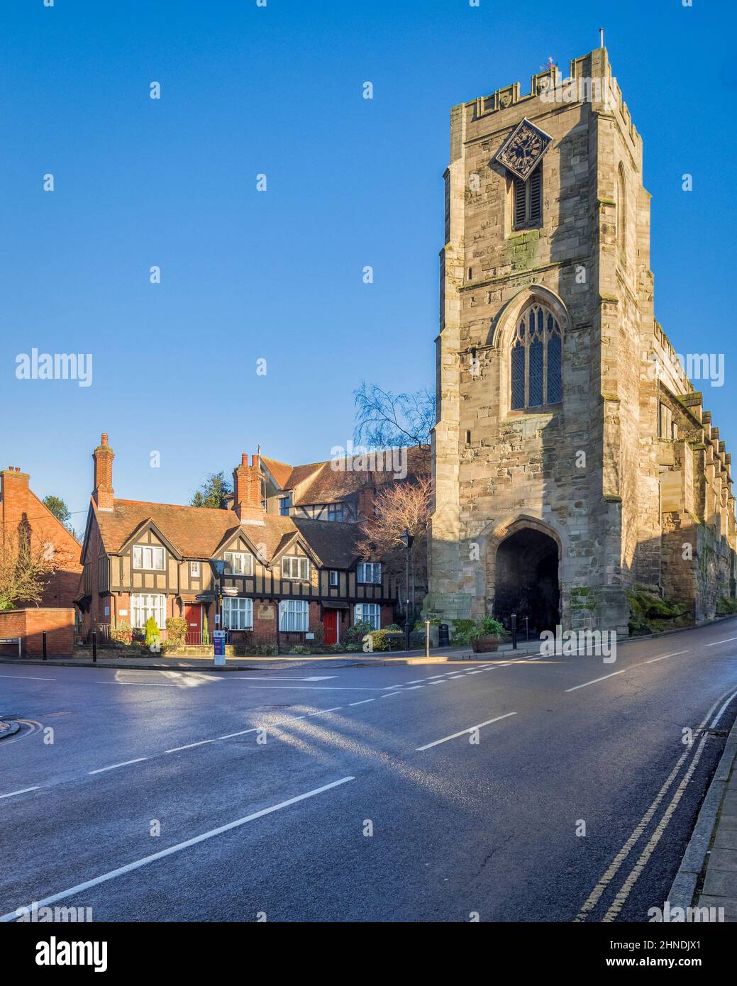 La porta Ovest medievale di Warwick con la Cappella di San Giacomo e la Westgate Almshouses in una luminosa mattinata invernale. Foto Stock