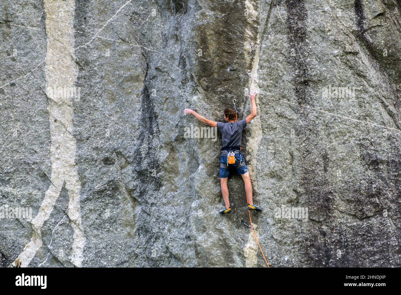 Italia, Lombardia, Valtellina, Val Masino, uomo in arrampicata Sasso Remenno Foto Stock