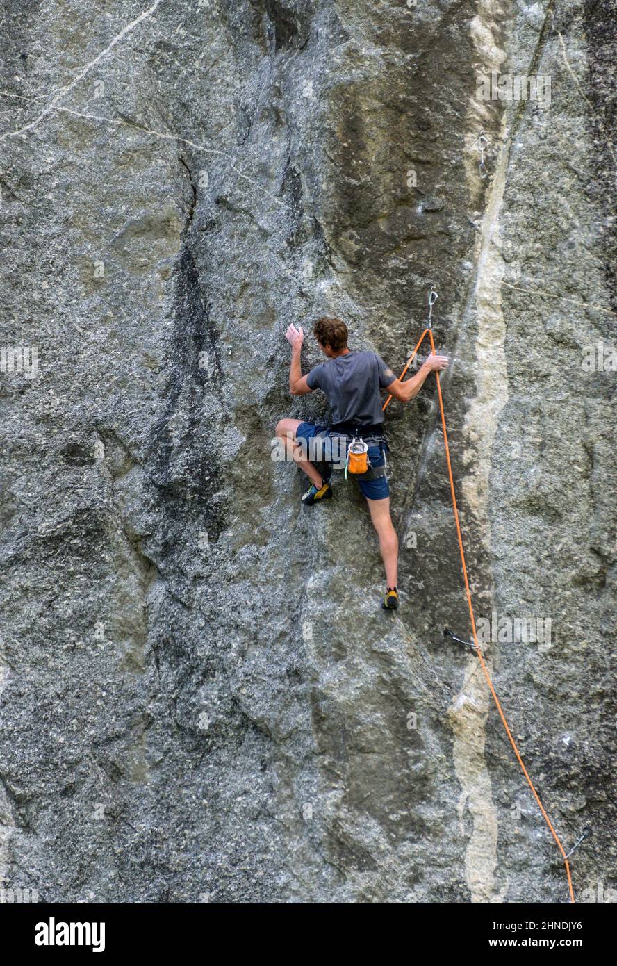 Italia, Lombardia, Valtellina, Val Masino, uomo in arrampicata Sasso Remenno Foto Stock