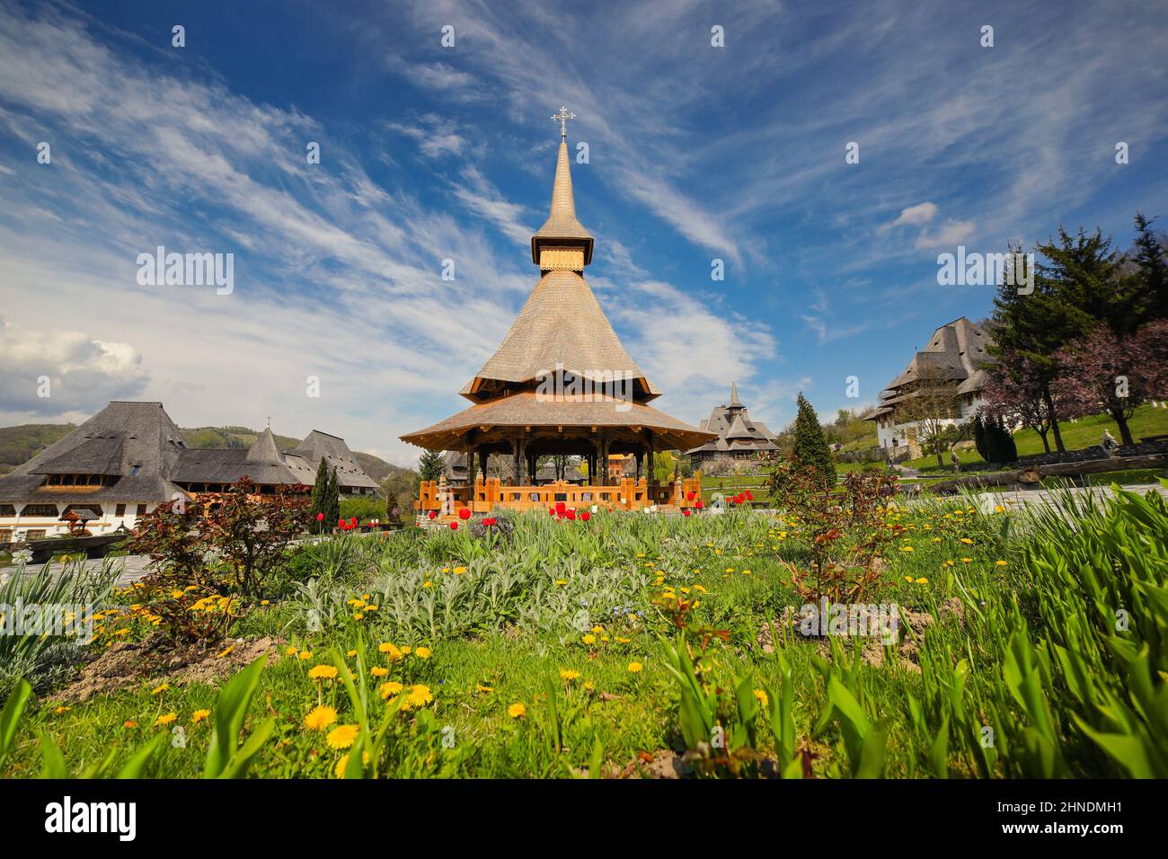 Vecchia chiesa in legno al Monastero di Barsana nella contea di Maramures, Romania Foto Stock