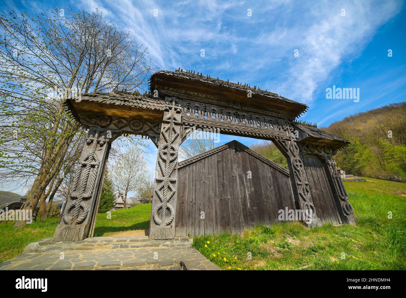 Tradizionale porta in legno scolpito al Monastero di Barsana, Maramures, Romania Foto Stock