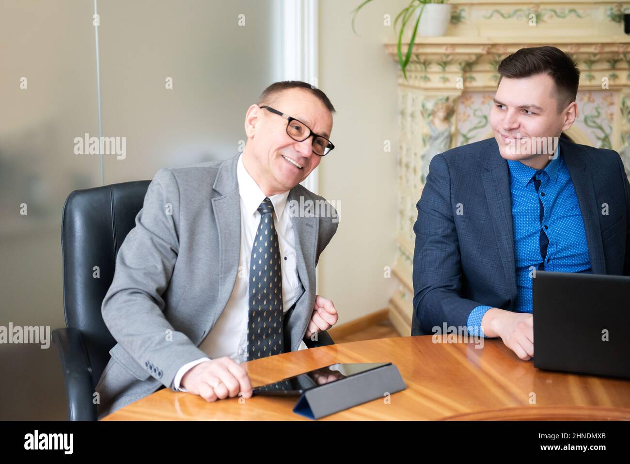 Due uomini di affari in ufficio Foto Stock