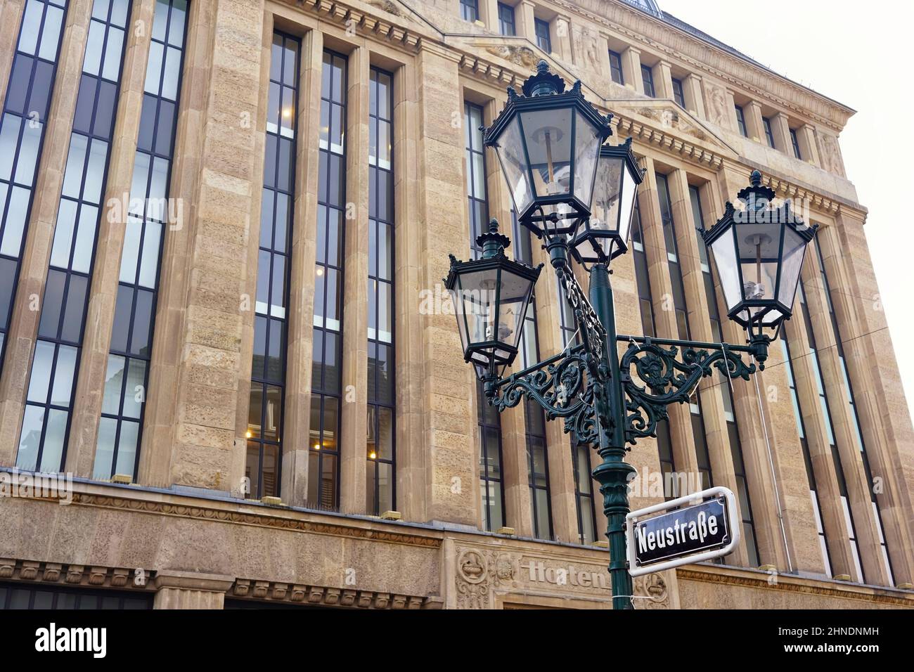 Lanterne a gas di fronte allo storico edificio dell'ex grande magazzino 'Horten' a Düsseldorf/Germania. Foto Stock