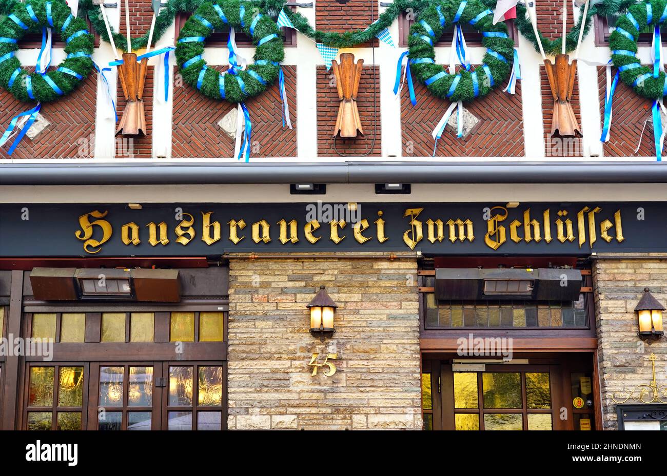 La birreria artigianale 'Zum Schlüssel' con decorazione 'Oktoberfest' nella popolare area turistica della città vecchia di Düsseldorf in Germania. Foto Stock