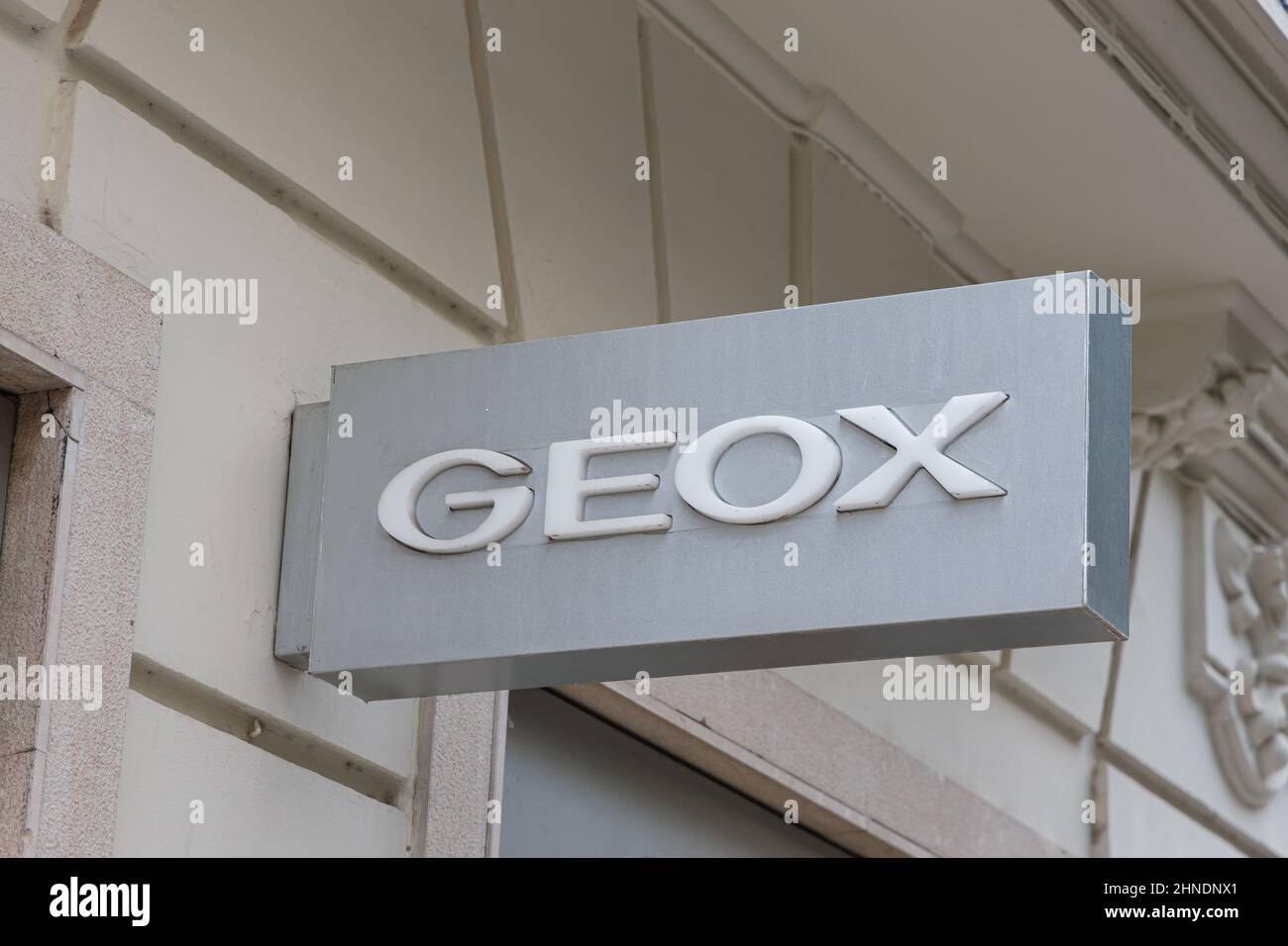 VALENCIA, SPAGNA - 15 FEBBRAIO 2022: Geox è un marchio italiano di calzature e abbigliamento Foto Stock