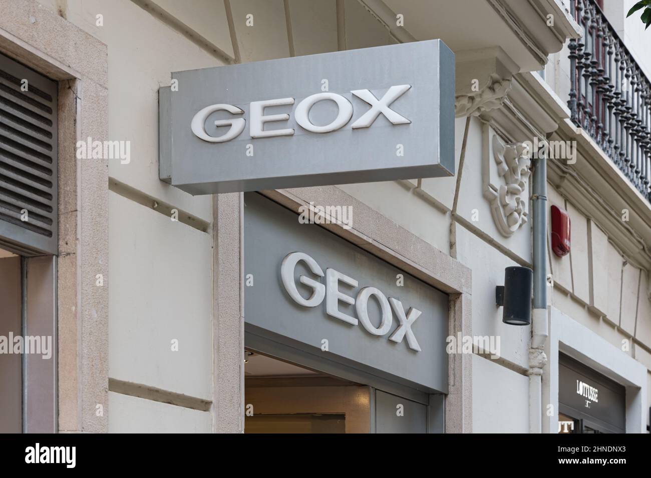 VALENCIA, SPAGNA - 15 FEBBRAIO 2022: Geox è un marchio italiano di calzature e abbigliamento Foto Stock