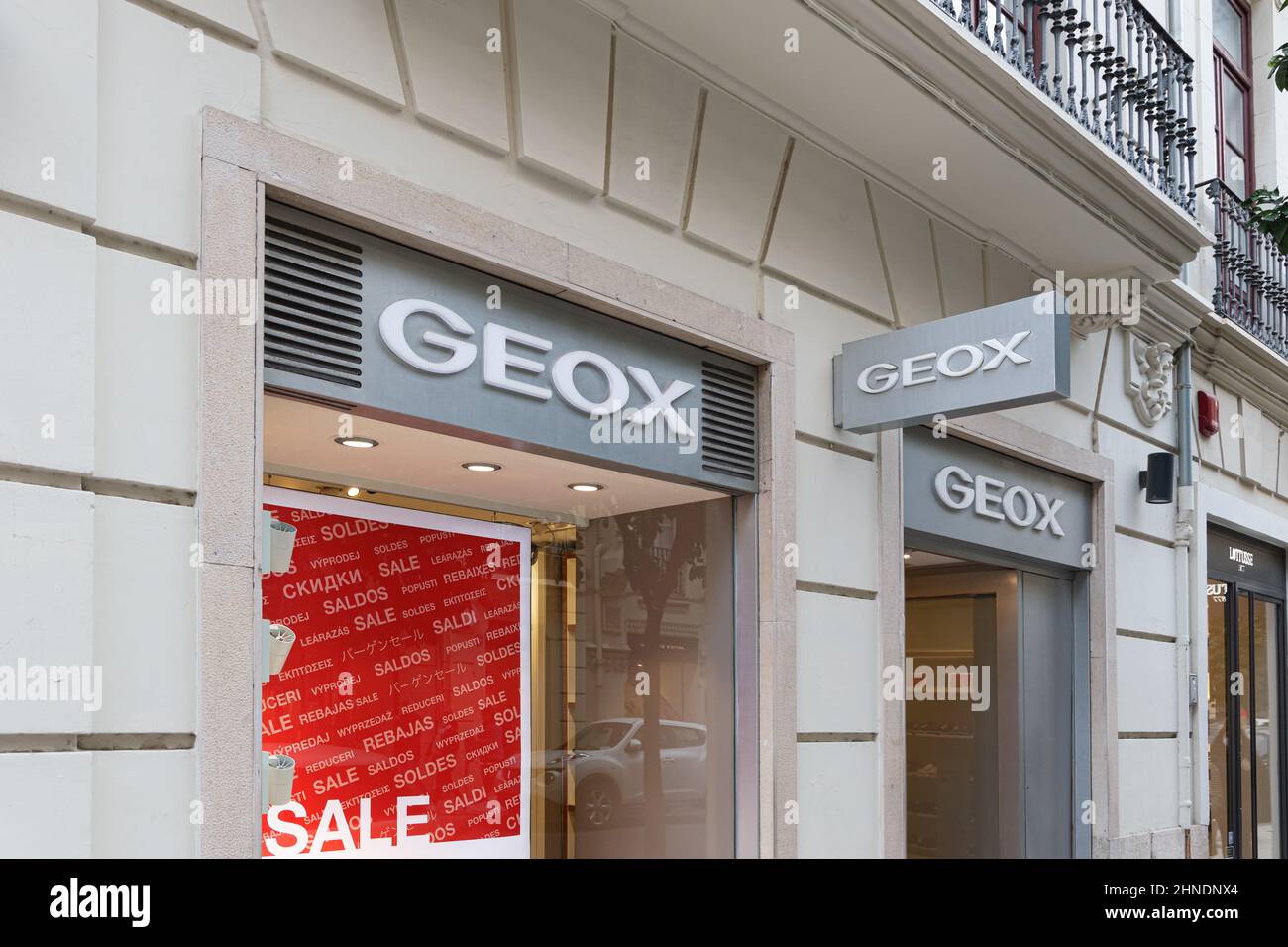 VALENCIA, SPAGNA - 15 FEBBRAIO 2022: Geox è un marchio italiano di  calzature e abbigliamento Foto stock - Alamy