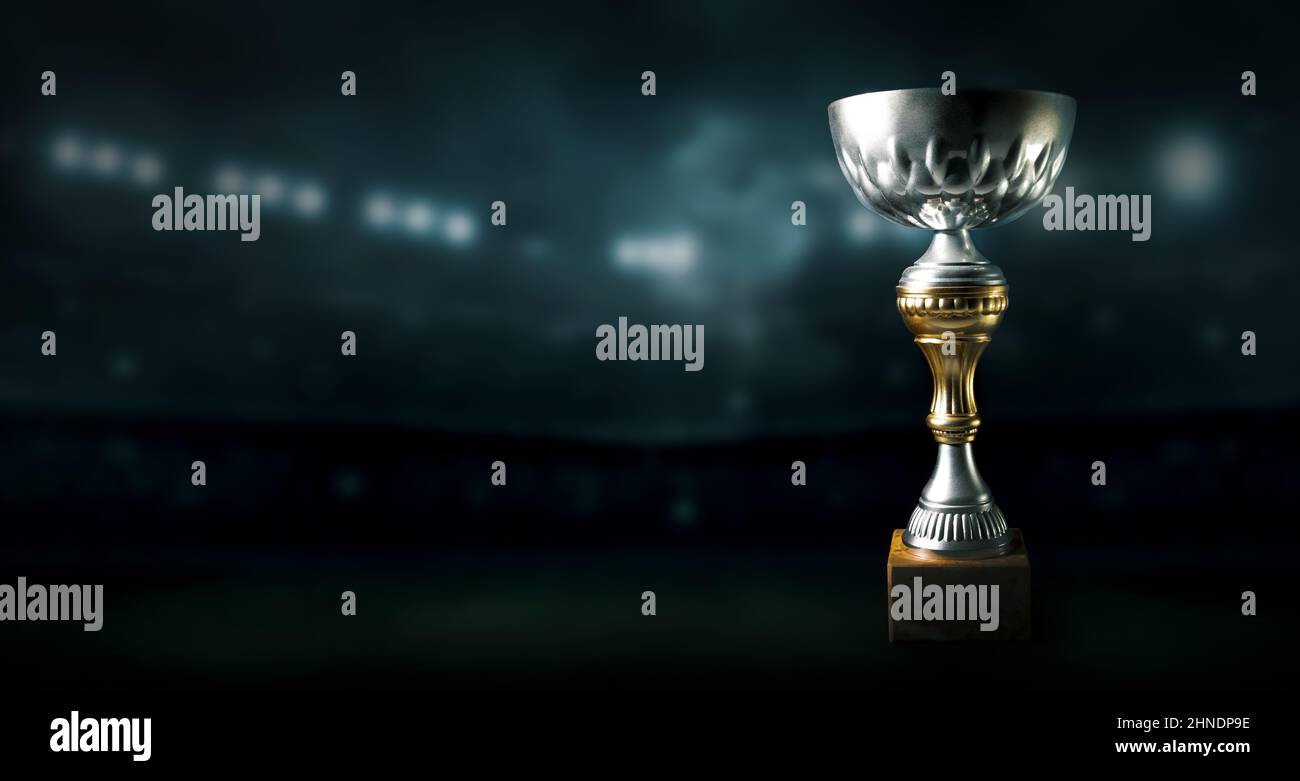 coppa di trofei campione sullo sfondo dello stadio sportivo. spazio per la copia del banner Foto Stock