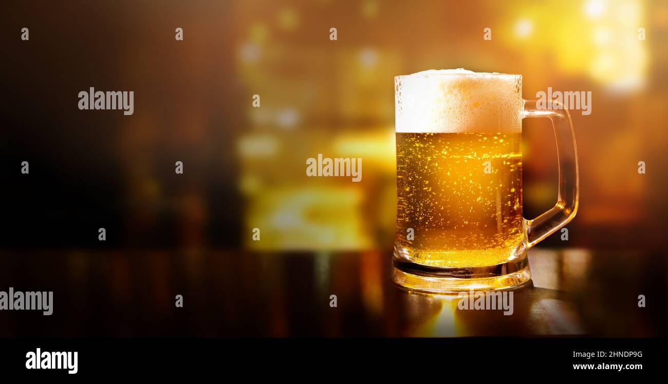 bicchiere di birra sul banco bar con spazio per fotocopie Foto Stock