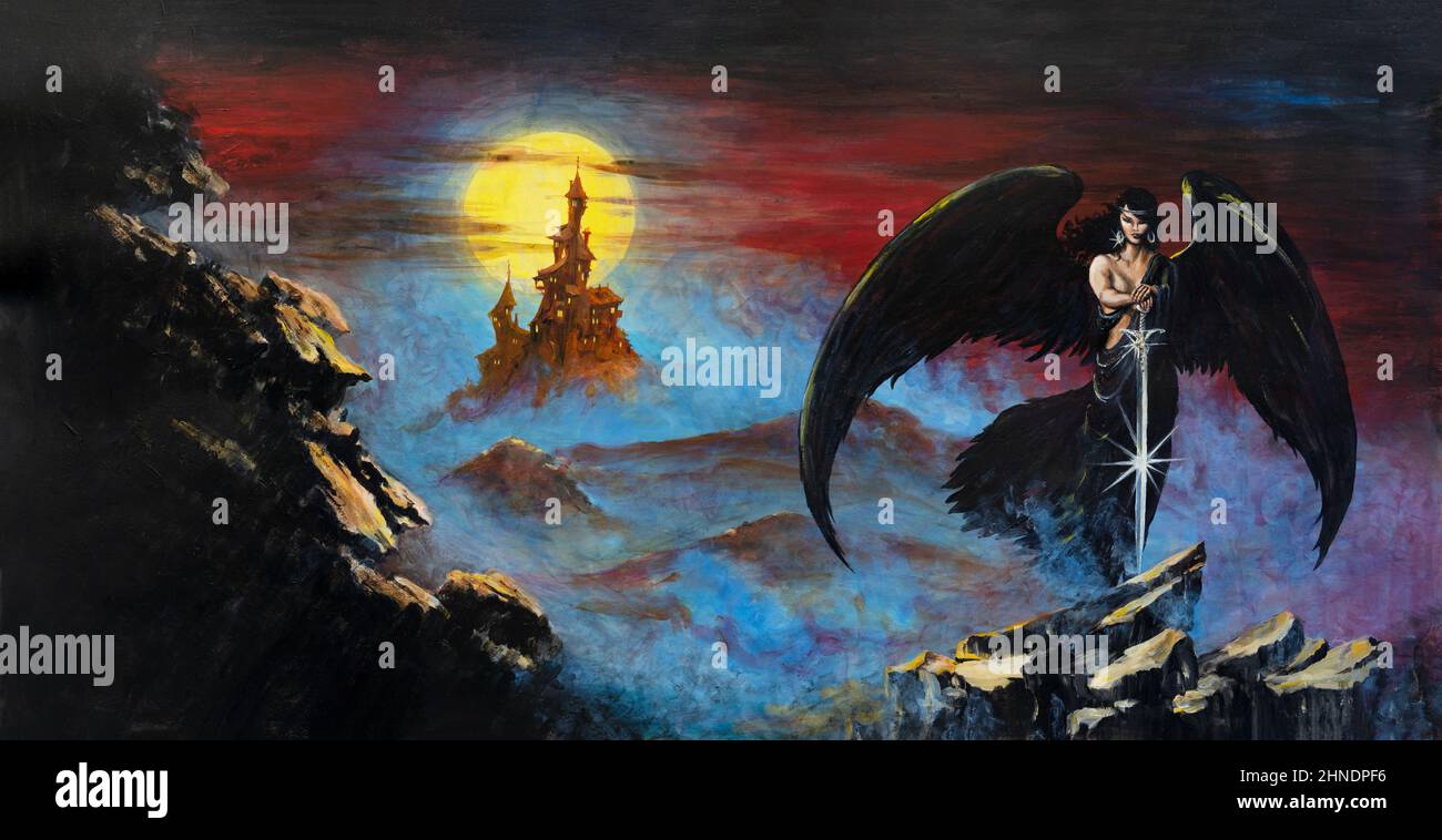 bell'angelo nero sexy appoggiato sulla spada splendente su sfondo roccioso con castello fantasy e tramonto, spazio copia Foto Stock