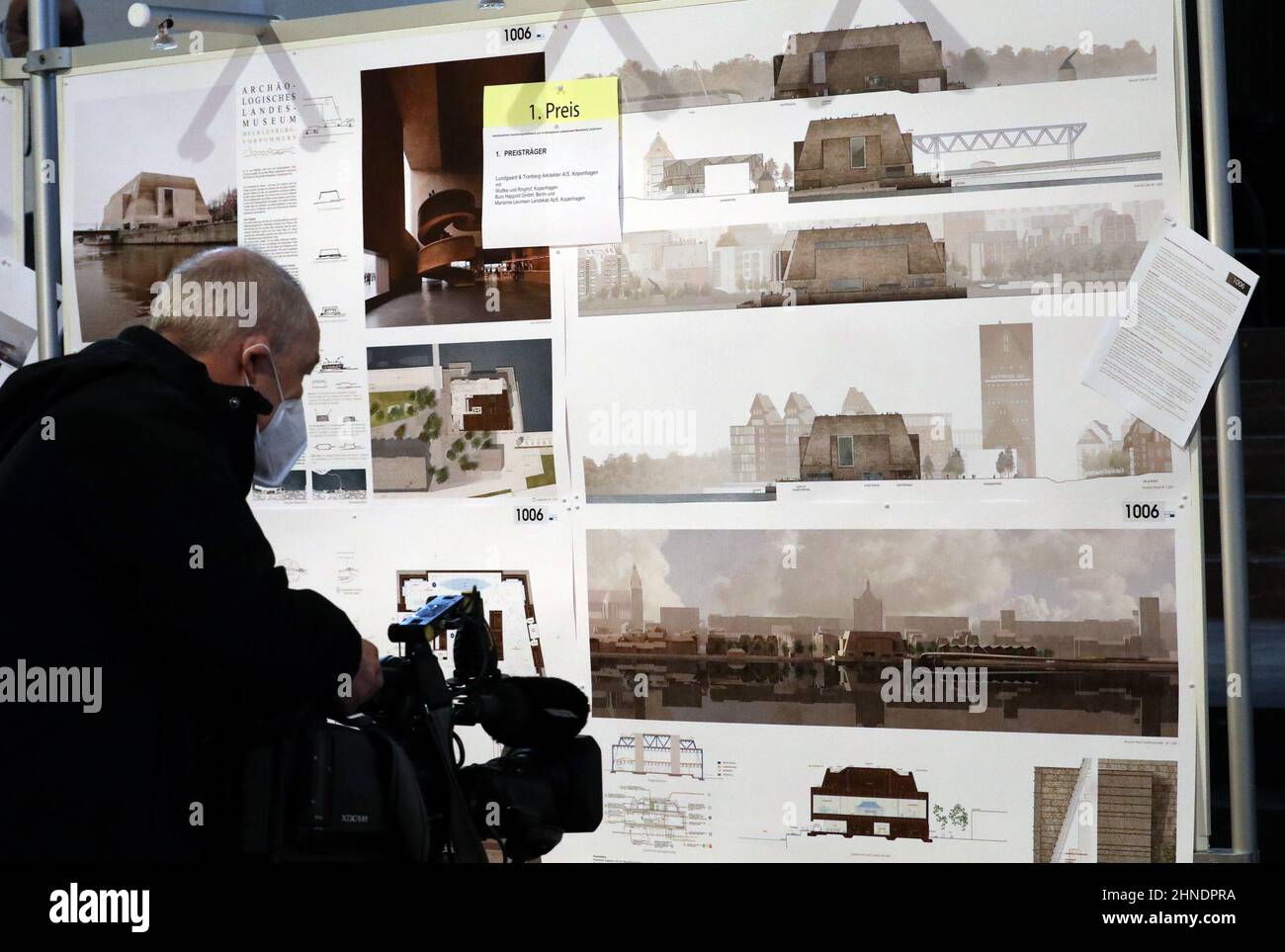 Rostock, Germania. 16th Feb 2022. Un cameraman filma il progetto vincitore danese-tedesco per il Museo Archeologico di Stato nel porto cittadino della città anseatica, che è presentato nella Nikolaikirche. Il progetto prevalse sulle proposte di 19 concorrenti. Secondo le ultime informazioni, i costi di costruzione sono stimati a 45 milioni di euro. Altri 5 milioni sono destinati alle attrezzature iniziali del museo e altri 5 milioni ad eventuali aumenti dei costi di costruzione, ha detto. I lavori di costruzione dovrebbero iniziare nel 2026 e concludersi nel 2030. Credit: BER/dpa/Alamy Live News Foto Stock