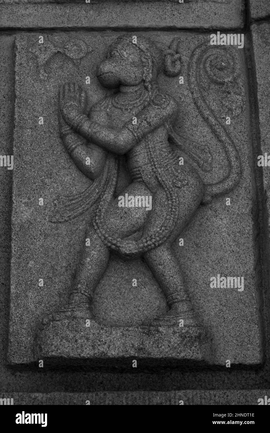 Hanuman bassorilievo murales su Hazaara Rama tempio parete in monocromia, Hampi, Karnataka, India-Febbraio 01,2022 Foto Stock