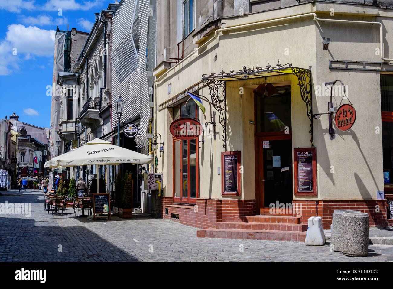 Bucarest, Romania - 6 maggio 2021: Vecchi edifici con bar e ristoranti in via Lipscani (strada Lipscani) nel centro storico (Centrul Vechi) Foto Stock