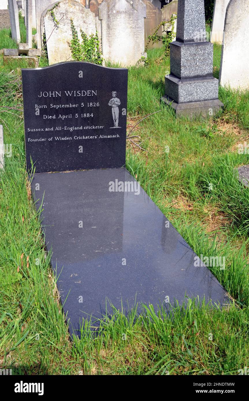 La tomba di John Wisden, cricketer, Brompton Cemetery London UK. Foto Stock
