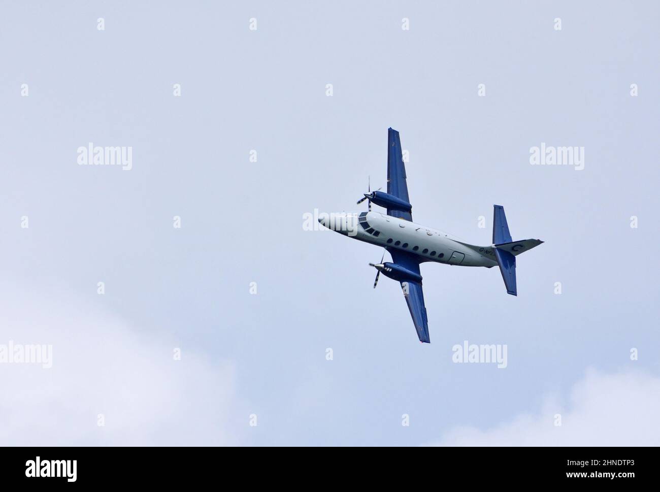 Vintage British Aerospace Jetstream in volo cielo blu e nuvole. Foto Stock