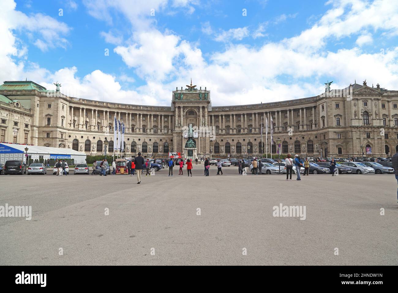 VIENNA, AUSTRIA - 16 MAGGIO 2019: Questo è il Palazzo nuovo di Hofburg, costruito alla fine del 19th secolo per completare l'attuale residenza imperiale. Foto Stock