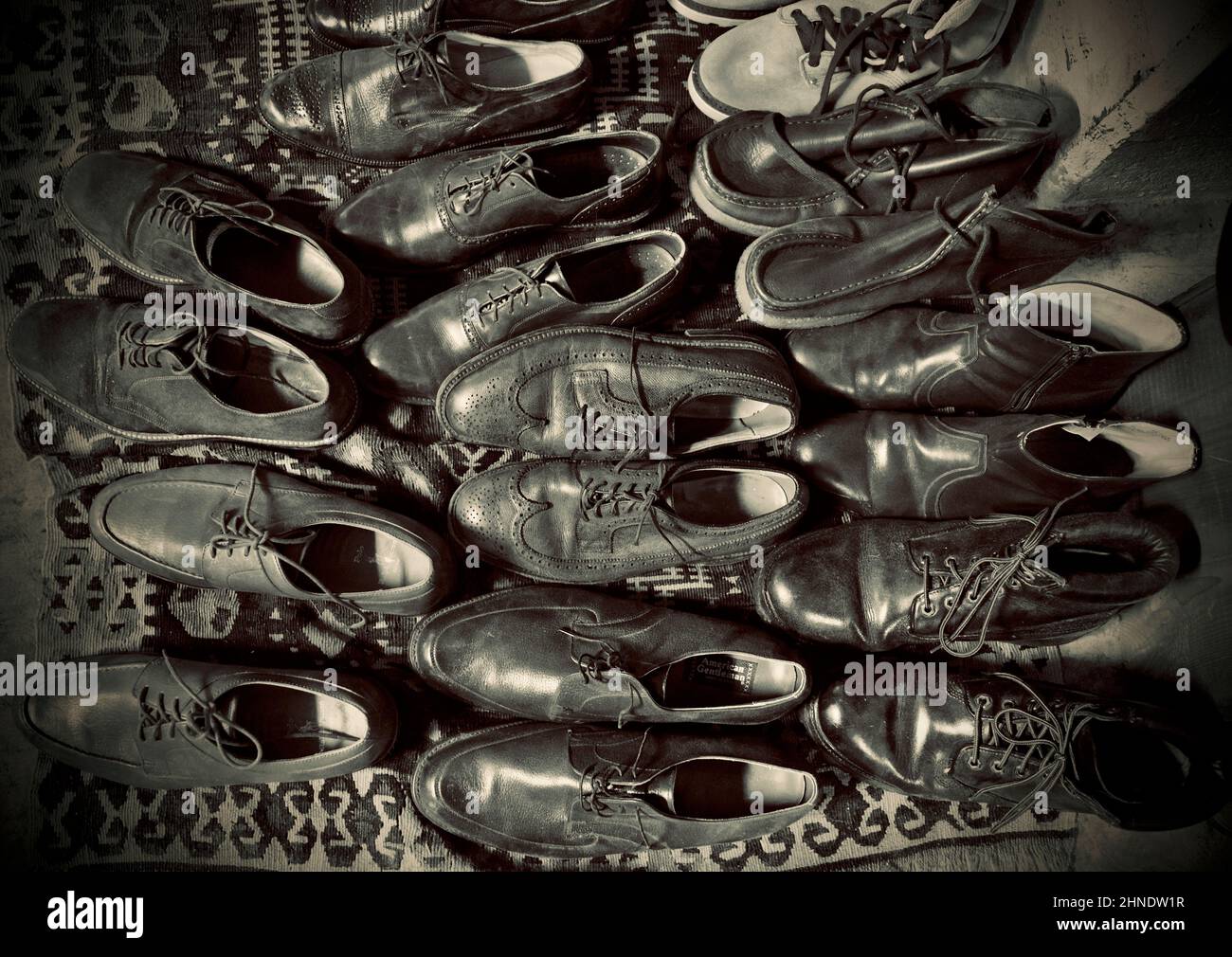 Scarpe usate immagini e fotografie stock ad alta risoluzione Alamy
