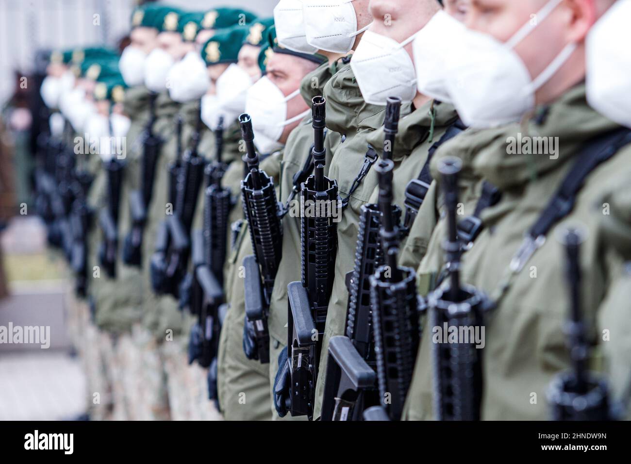 Un soldato lituano della NATO che tiene la pistola. L'Organizzazione del Trattato del Nord Atlantico, detta anche Alleanza del Nord Atlantico, è un'organizzazione militare intergovernativa Foto Stock