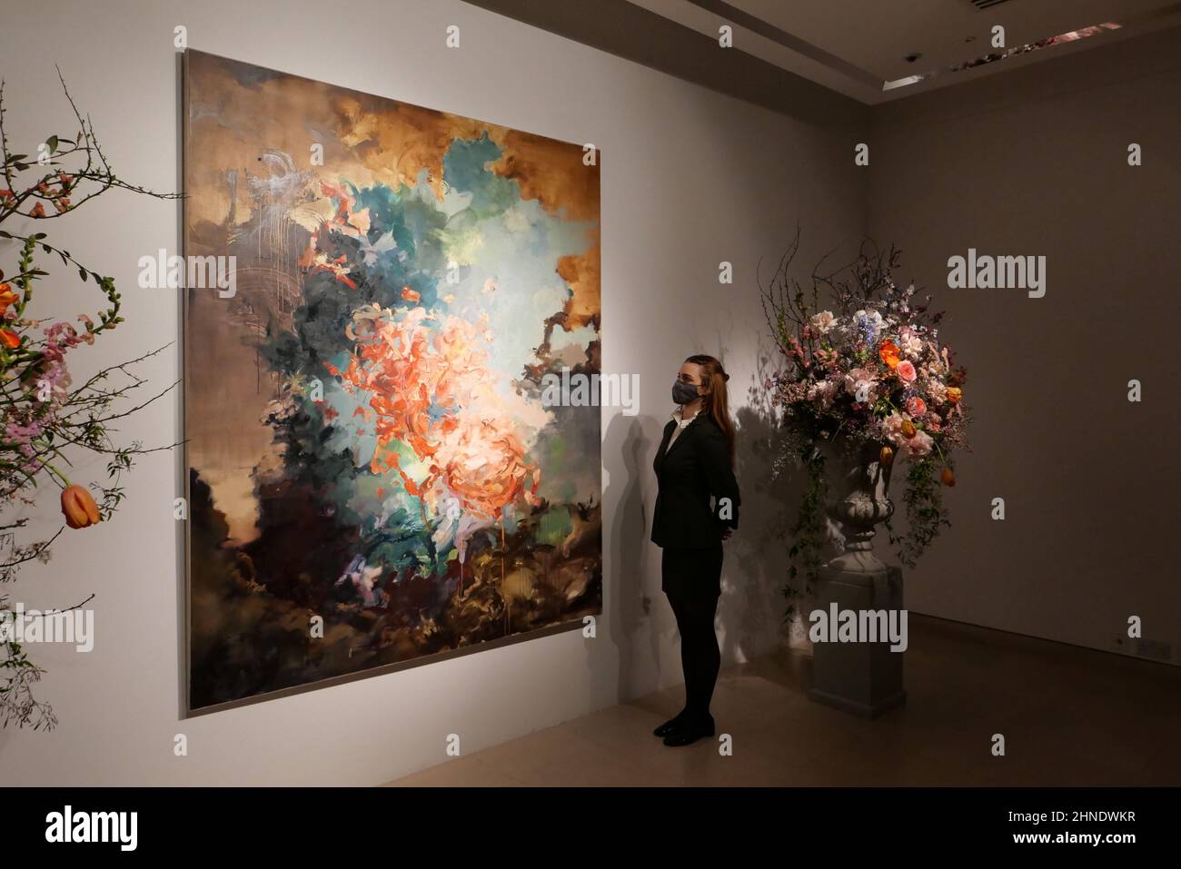 Christie's offrirà il Tu vas me faire rougie di Flora Yuknovich ( mi farete arrossire ) come un momento clou contemporaneo entro il 20 ° / 21 secolo : London Evening sale 1 marzo 2022 . Il dipinto è stato realizzato dal capolavoro del 18° secolo di Fragonard , The Swing , forse il miglior esempio dell'esuberante stile rococò . Flora Yunovich è considerata una delle stelle nascenti del mondo dell'arte contemporanea , stima £250,000-£350,000 Foto Stock