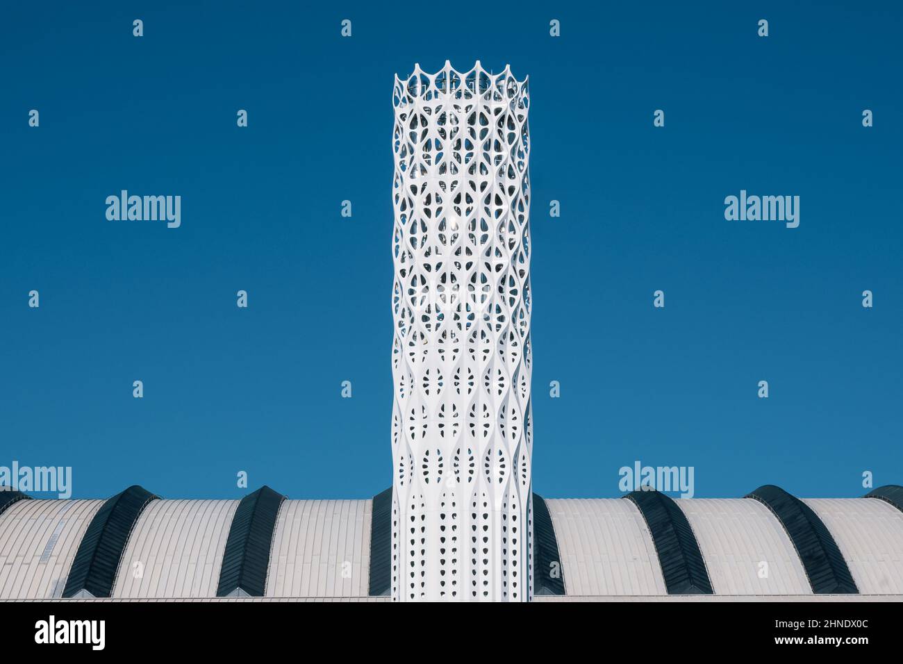 La Torre della luce di Manchester si innalza sopra il tetto del Centro Congressi Centrale di Manchester Foto Stock