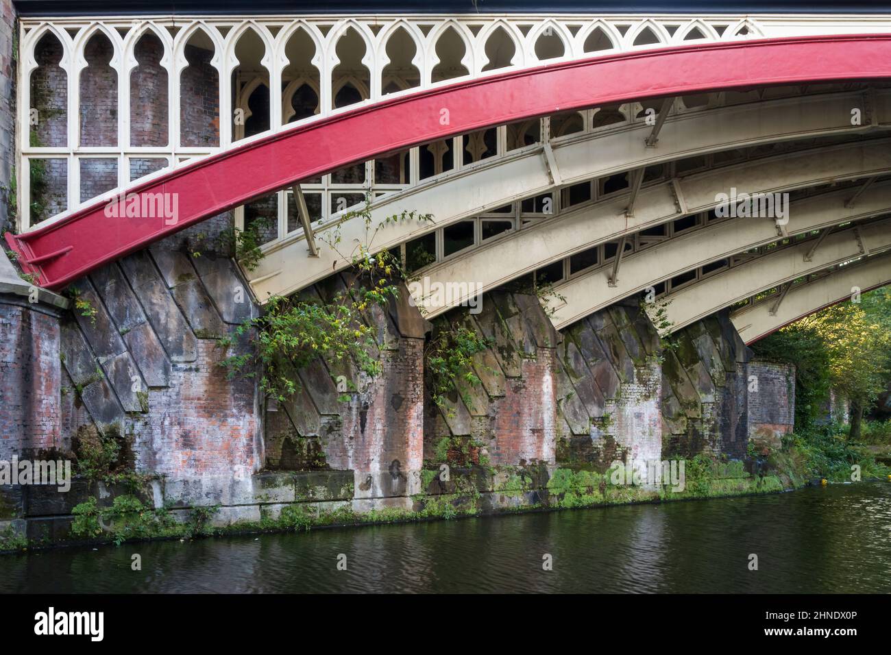 Dettaglio di un ponte ferroviario attraverso il canale Bridgewater a Castlefields, Manchester Foto Stock