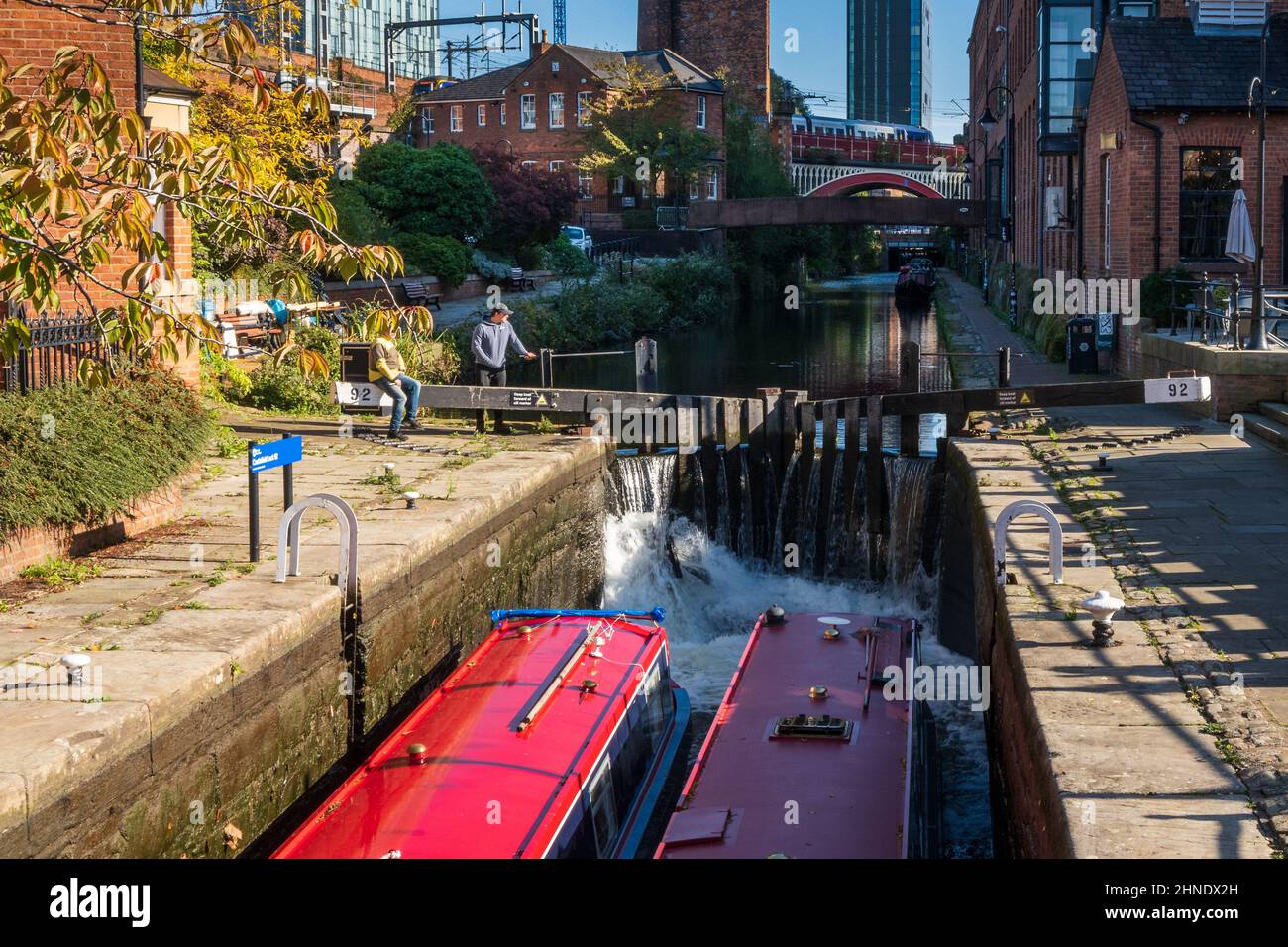 Due barche strette nella serratura sul canale Bridgewater a Castlefields a Manchester Foto Stock