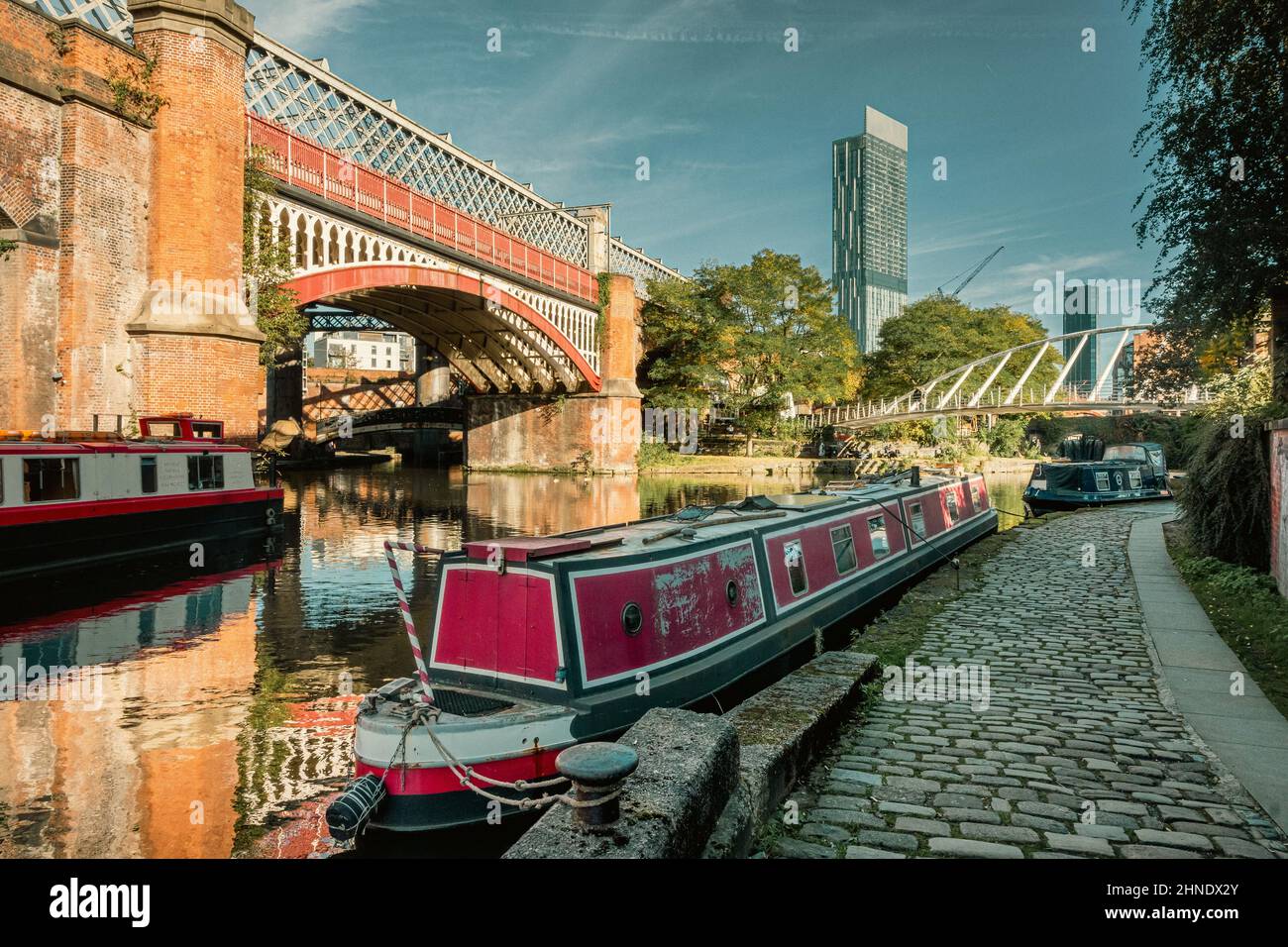 Barche strette sul canale Bridgewater vicino a Merchant's Bridge, Castlefields, Manchester Foto Stock