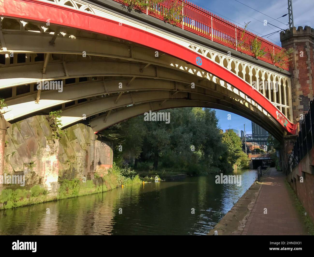 Ponte ferroviario ornato sul canale Bridgewater a Castlefields, Manchester Foto Stock